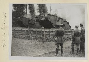 1915年至1918年，三名军官，一名可能是国王乔治五世，看着两辆坦克被越过一个障碍物 作者 英国摄影师